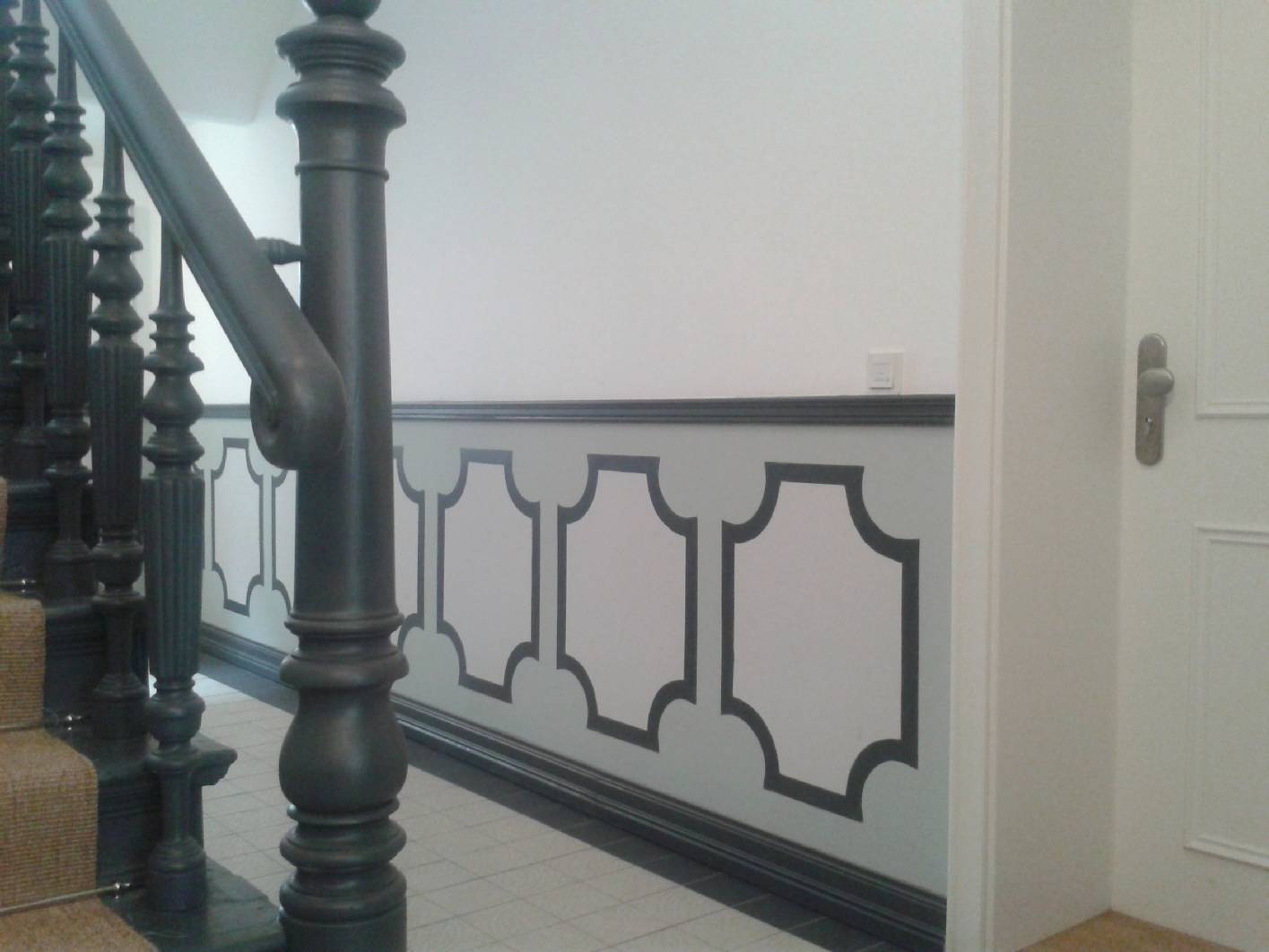 Der Eingangsbereich zum Hof ist hell und freundlich gestaltet unser Maler – Team hat neben den Malerarbeiten die zusehende Paneelleiste und Scheuerleiste mit angebracht. Im Paneel befindet sich ein Kassettenpaneel das mit Schablonen angebracht wurde. Das Treppenhaus befindet sich in Berlin Prenzlauer Berg und ist ursprünglich aus der Gründerzeit.